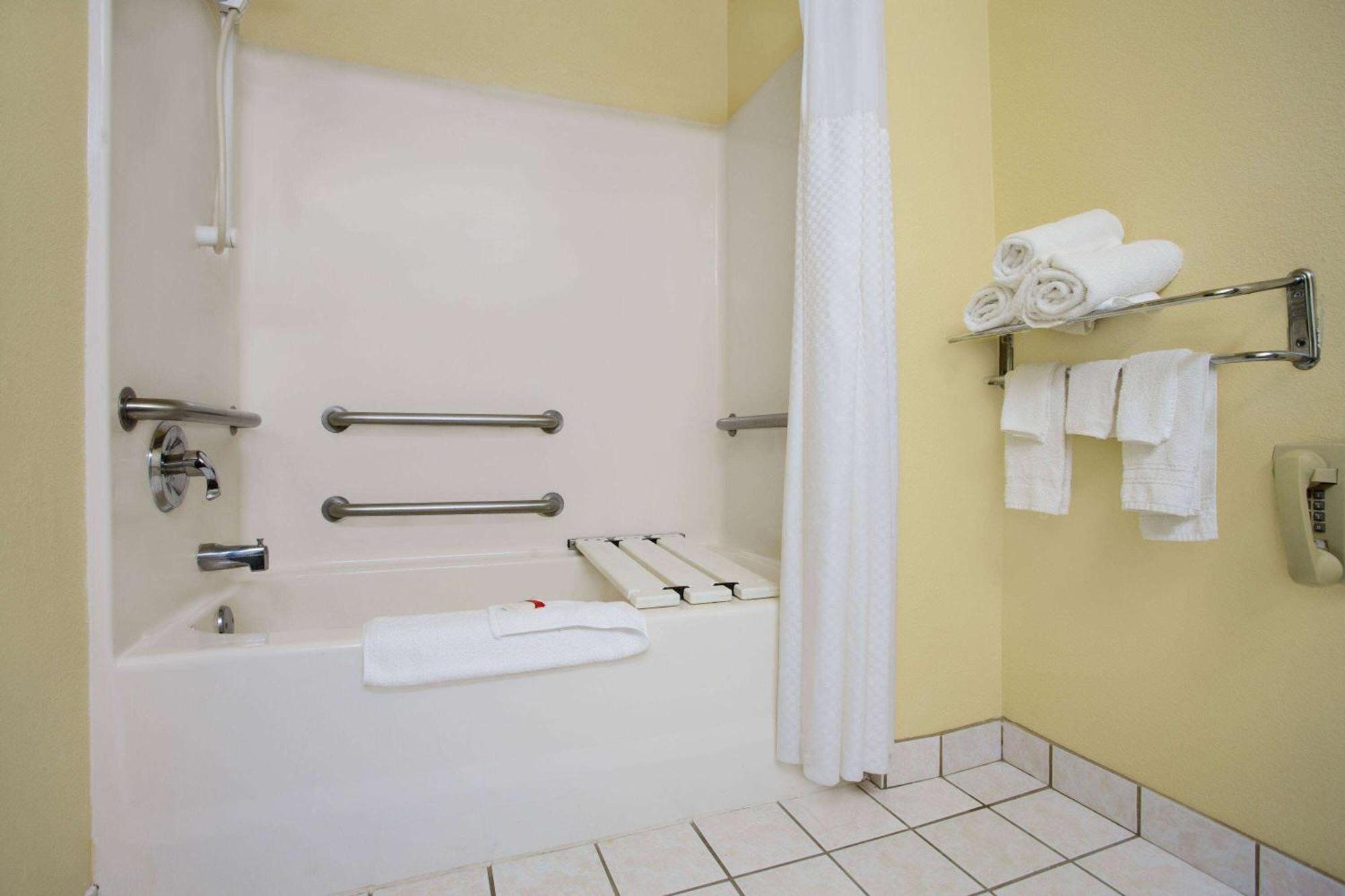 Super 8 By Wyndham Va 2*