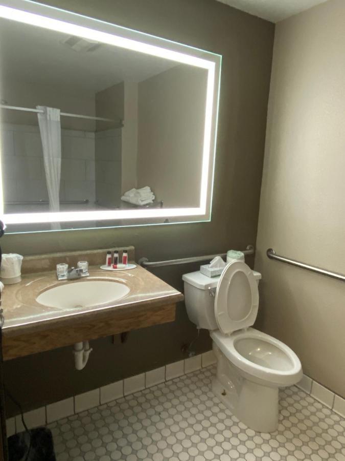Super 8 By Wyndham Va Hotel